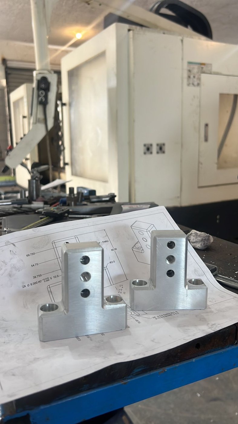 Soportes de aluminio maquinados con plano de referencia